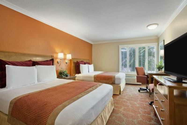 Desert Palms Hotel & Suites Anaheim Resort Exterior photo